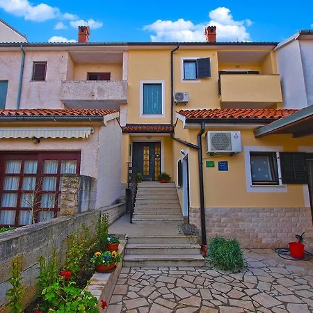 Family Friendly 946 Apartment Pula